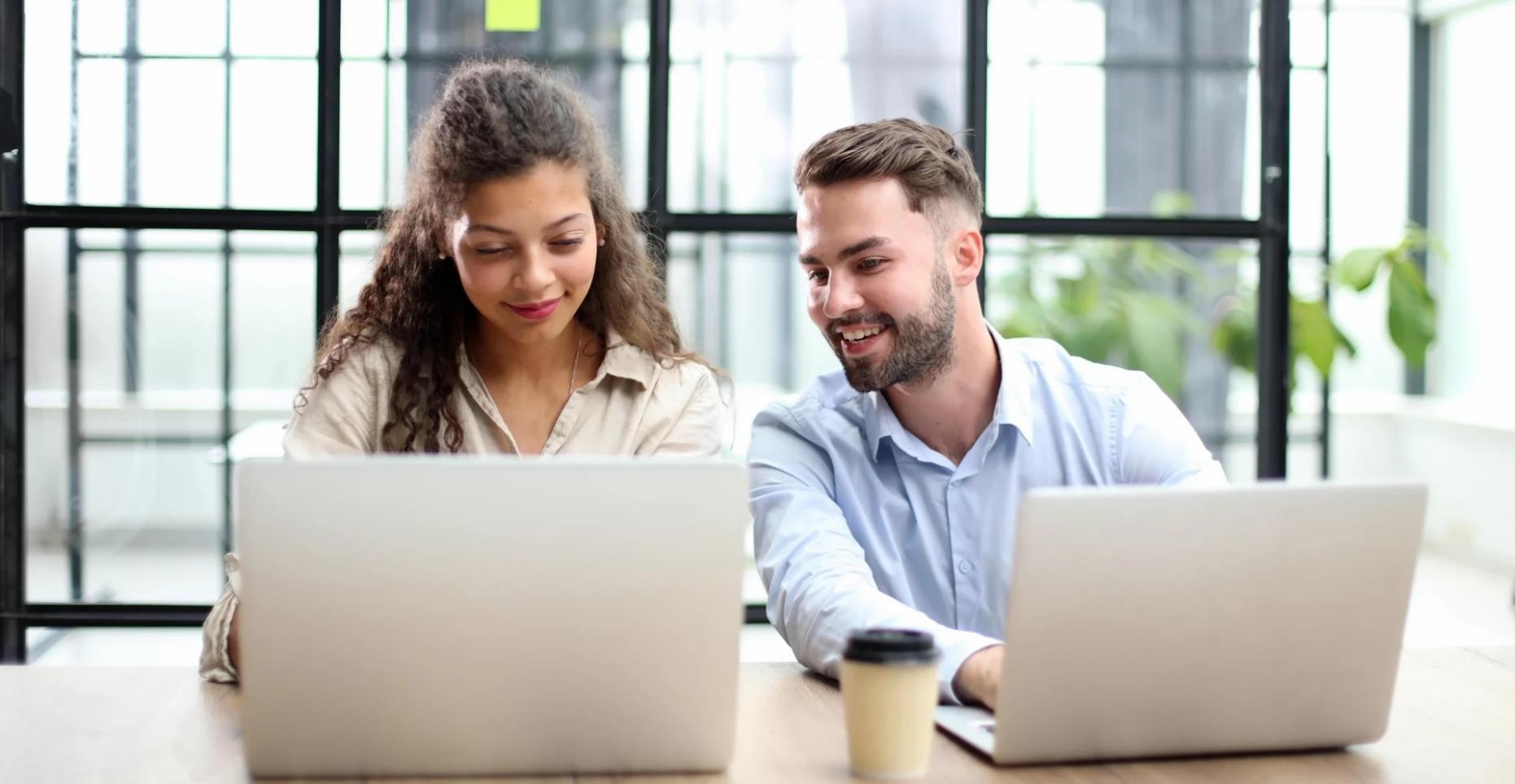 Συμμετέχοντες σε συζήτηση για επιχειρηματικές ιδέες